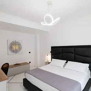 https://apartments-hotel-real-suite-napoli-chiaia-mergellina.hotels-amalfi.com
